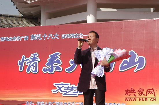 魅力881主持人、新聞先生凱文在演唱