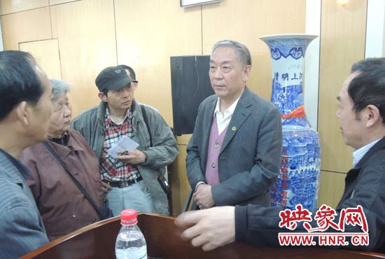 講座結(jié)束后，聽眾向戚建莊提問。