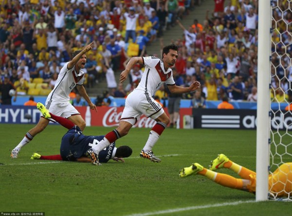 第13分鐘，胡梅爾斯頭球破門(mén)