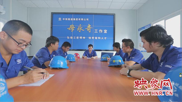 母永奇在以他命名的工作室與同事交流經(jīng)驗(yàn) 母永奇在以他命名的工作室與同事交流經(jīng)驗(yàn)