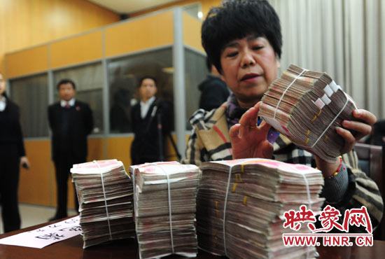 當天共發(fā)放執(zhí)行款4110萬元。其中，支票4018萬元，現(xiàn)金92萬元。