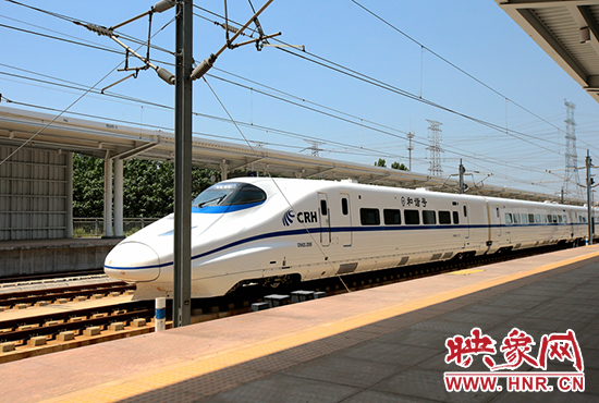 一輛動(dòng)車(chē)從鄭州西站呼嘯而過(guò)