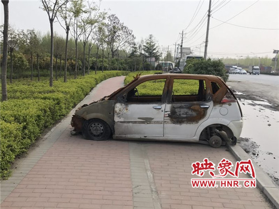 轎車自燃后"霸占"生態(tài)廊道數(shù)月 轎車自燃后"霸占"生態(tài)廊道數(shù)月