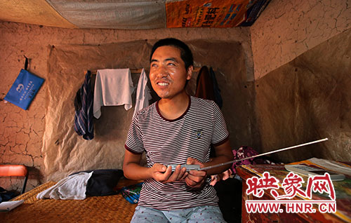 張國(guó)敬平時(shí)喜歡聽廣播，特別是各種歌曲節(jié)目。