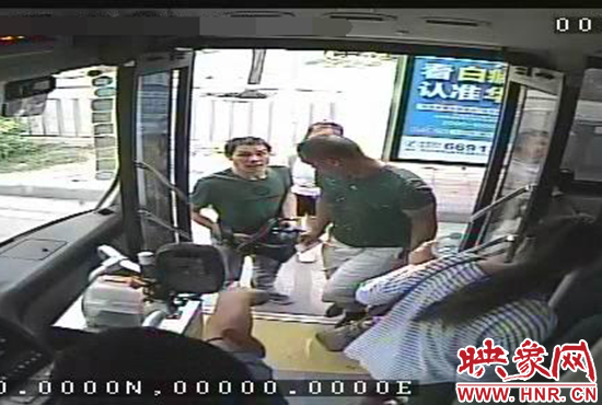 監(jiān)控顯示，竊賊偷女孩手機(jī)，公交車長(zhǎng)幫忙要回手機(jī)。