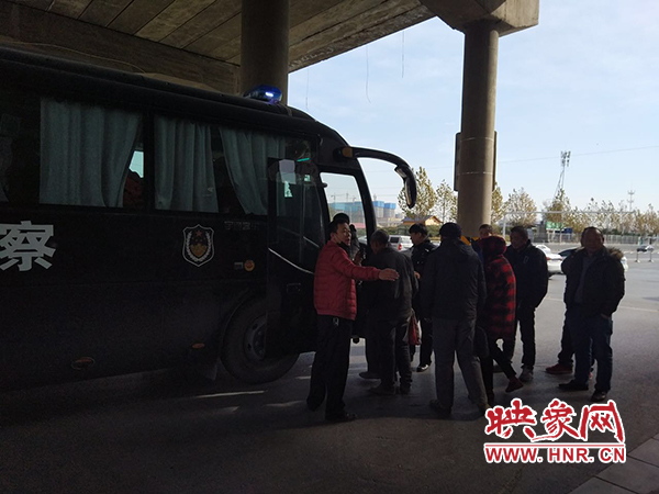 警方調(diào)來車輛，將超載人員轉(zhuǎn)運走