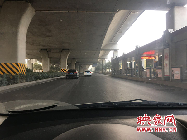 限行首日，三環(huán)橋上橋下，車輛不多，交通狀況良好。