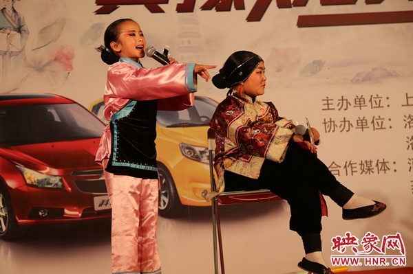 兩個小演員的表演活潑，惹得觀眾連連叫好。