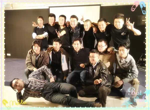 表演結(jié)束，看這哥們兒，為了和演員合影也是蠻拼的！