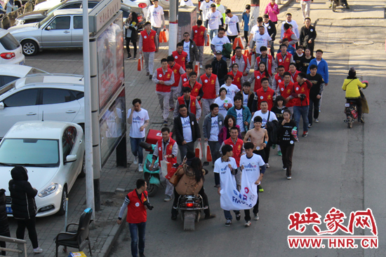 參加“光豬”活動(dòng)的志愿者在路上