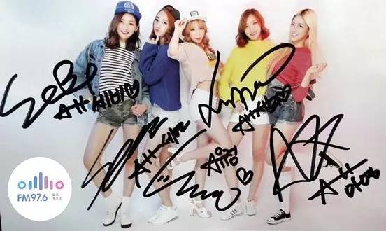 哎呦不錯哦！路飛收到美女們的簽名照，到底中意哪一位呢？