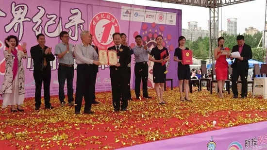 河南人民廣播電臺(tái)副臺(tái)長翟國選代表主辦方接受挑戰(zhàn)成功認(rèn)證證書 河南人民廣播電臺(tái)副臺(tái)長翟國選代表主辦方接受挑戰(zhàn)成功認(rèn)證證書