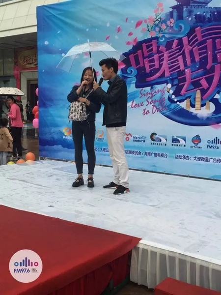 這是一位在校大學(xué)校，暗暗的喜歡純純的愛。