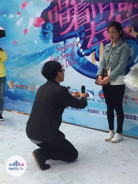 蘇世龍手捧戒指，單膝跪地向夢(mèng)夢(mèng)求婚，夢(mèng)夢(mèng)激動(dòng)的說不出話來，點(diǎn)頭答應(yīng)~