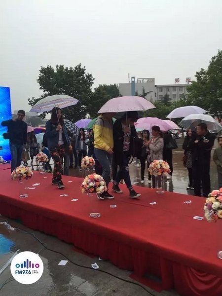 　　好友從屏幕后面走出來，他們特意從陜西、平頂山趕來為兩人送出祝福。