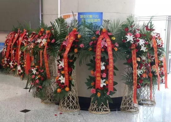 “月陽工作室”團隊成員、戲曲志愿者及社會各界送來的祝福花籃