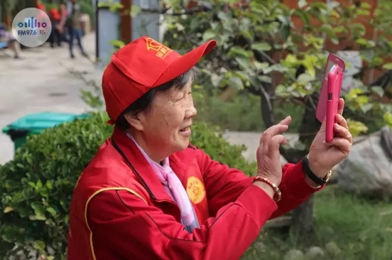 爺爺奶奶叔叔阿姨被盛運莊園的景致吸引，紛紛拍照留影