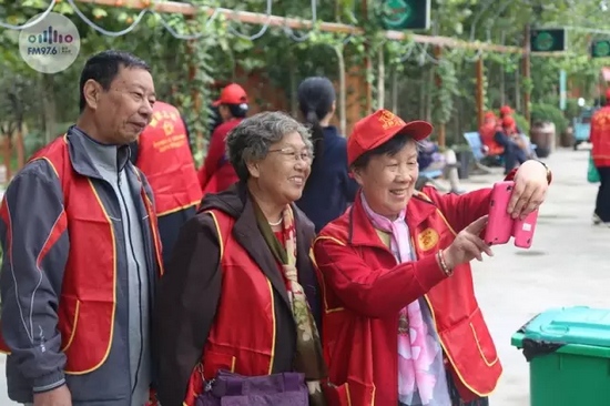 爺爺奶奶叔叔阿姨被盛運莊園的景致吸引，紛紛拍照留影