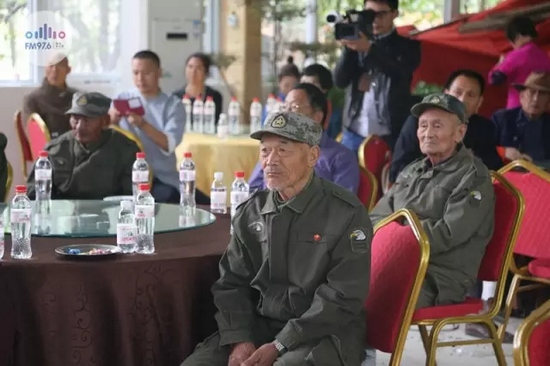 臺上展風(fēng)采，臺下笑開懷