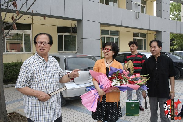  左起：著名豫劇表演藝術(shù)家賈庭聚、河南電臺戲曲廣播總監(jiān)木子、唐派再傳弟子郭志成等待看望馬云玲女士