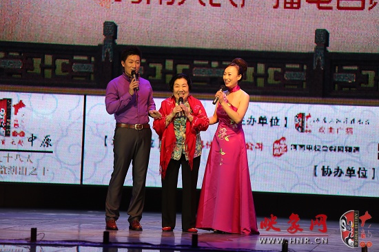 著名越調(diào)表演藝術家、越調(diào)皇后毛愛蓮（中）