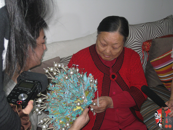 又看到梅蘭芳送給自己的鳳冠,老太太很激動 又看到梅蘭芳送給自己的鳳冠,老太太很激動