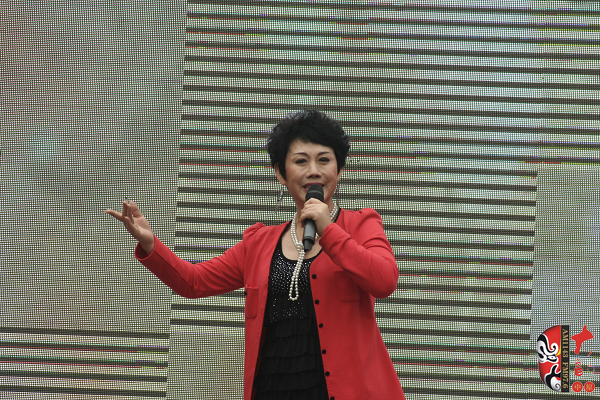 著名豫劇表演藝術家魏俊英現場演唱豫劇《紅菊》選段“十祝?！薄ⅰ段迨勒埨t》選段“先王爺封我是個長壽星”