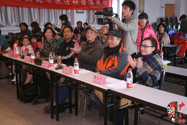 評委（左起）：河南電臺(tái)戲曲廣播《票友排行榜》河南十大名票黃立群、陜西戲曲廣播資深音樂編輯焦詠、著名黃