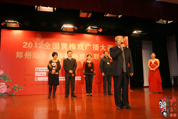 選手五人一組上臺(tái)表演，臺(tái)上為第一組選手