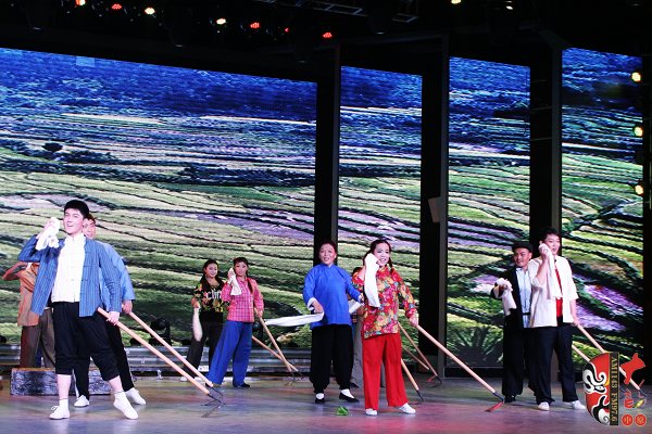 群眾勞動(dòng)場(chǎng)面，劇中演員包含票友、專業(yè)演員、戲迷