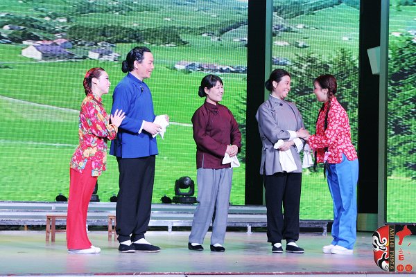 著名戲曲節(jié)目主持人、河南電臺(tái)戲曲廣播當(dāng)家小生月陽（左二）反串飾演二大娘