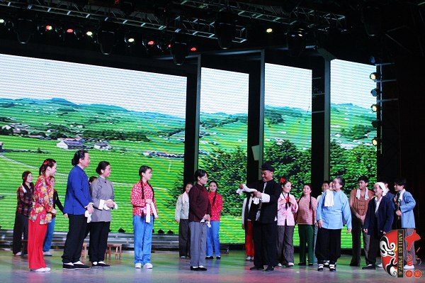 眾鄉(xiāng)親場(chǎng)面——包含河南電臺(tái)戲曲廣播主持人，專業(yè)戲曲演員、戲曲票友，河南電臺(tái)戲曲廣播聽眾