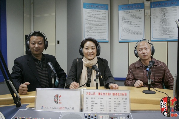 本次傳統(tǒng)古裝大戲《三哭殿》的輔導(dǎo)老師之一、著名越調(diào)演員李娟（中）及本次大戲的主要演員做客直播間