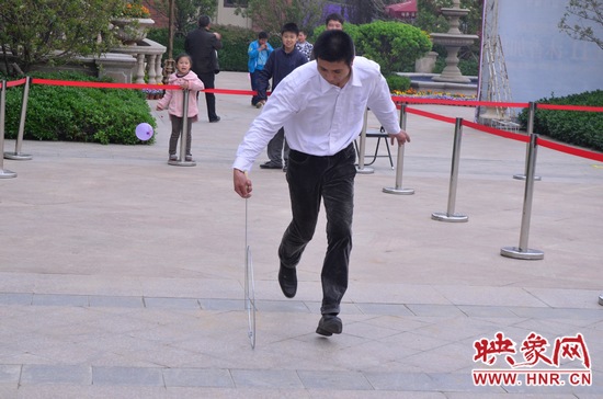 說是比賽，其實(shí)就是活力的釋放，就是開心的海洋，丟沙包、踢毽子、三人四足、滾鐵環(huán)等項(xiàng)目