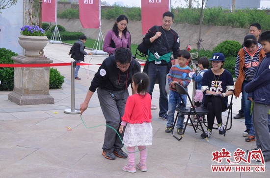 當(dāng)然啦，也有小天使現(xiàn)場跟爸比罷工的，就是不跳，弄的爸爸也哭笑不得。