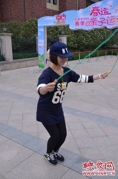 小麥也是現(xiàn)場玩起了跳繩，技術(shù)不錯(cuò)嘛！