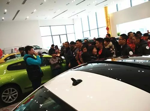現(xiàn)場(chǎng)活動(dòng)由私家車(chē)廣播《999車(chē)生活》主播飛揚(yáng)、佳雨主持，新年呵護(hù)，溫暖你一路。