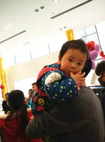 小朋友雖然你骨骼清奇，但是米、油你照樣拎不動(dòng)啊，還是乖乖的油卡拿好吧。