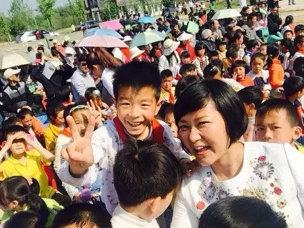 現場看來，陶真姐姐更是倍受孩子們的歡迎！