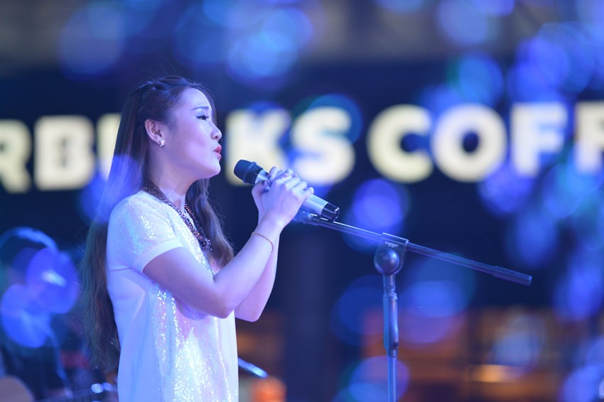 接下來(lái)是主播丹丹的《辛德瑞拉》，作為一個(gè)音樂(lè)節(jié)目的主播，唱歌當(dāng)然都是毛毛雨。