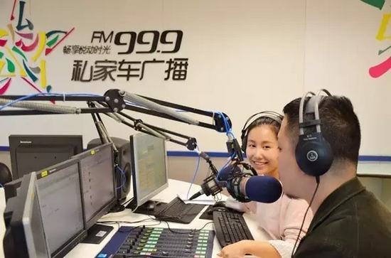 美女嘉賓來(lái)做客直播間，麥姐看莫非的眼神，嘖嘖，愛(ài)一個(gè)人是什么感覺(jué)？