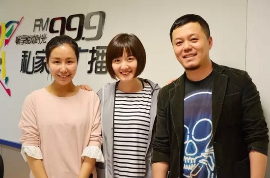 跟兩位女神在一起，莫非你知道你此刻有多招小編嫉恨？