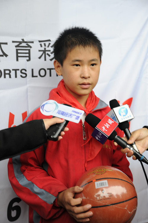 商丘市柘城縣遠襄鎮(zhèn)東街回民小學(xué)學(xué)生接受記者采訪 商丘市柘城縣遠襄鎮(zhèn)東街回民小學(xué)學(xué)生接受記者采訪