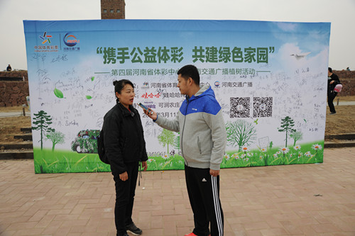 河南省體育彩票管理中心公共關系部副主任胥艷芳和聽眾連線中 河南省體育彩票管理中心公共關系部副主任胥艷芳和聽眾連線中