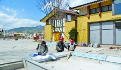 　　別墅工地，工人正在施工。