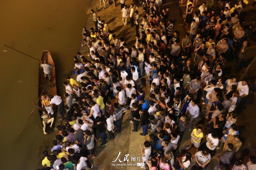 6月4日晚，湖南省婁底市二大橋跳河自殺的女子遺體被打撈上來(lái)。