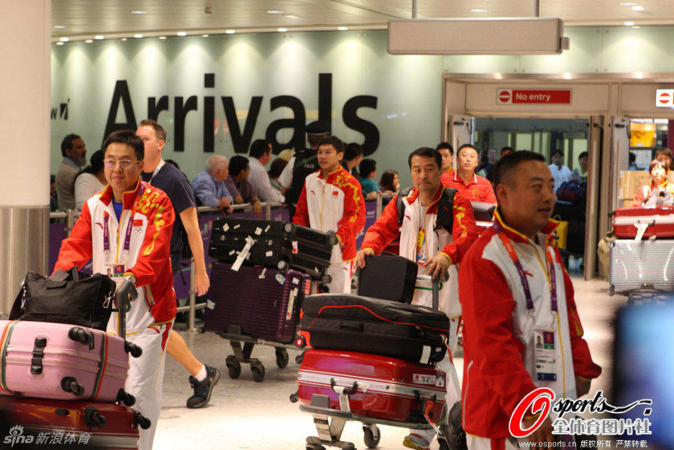 中國(guó)奧運(yùn)代表團(tuán)抵達(dá)倫敦