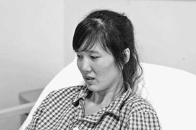 郭萍先做完手術(shù)的左腳剛剛拆線，但還打著石膏，鋼釘也尚未取出