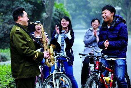 自學(xué)三種樂器，大學(xué)保安哥夢想開音樂會(huì)