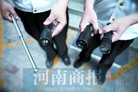 鄭州8名小學(xué)生持警棍、電擊槍街頭“火拼”
